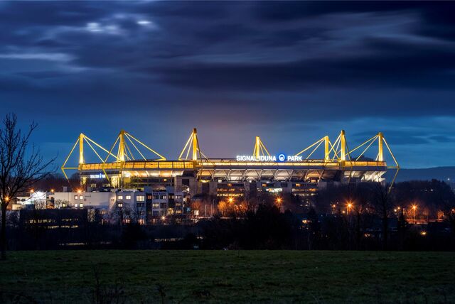 Der Signal Iduna Park leuchtet im Dunkeln.