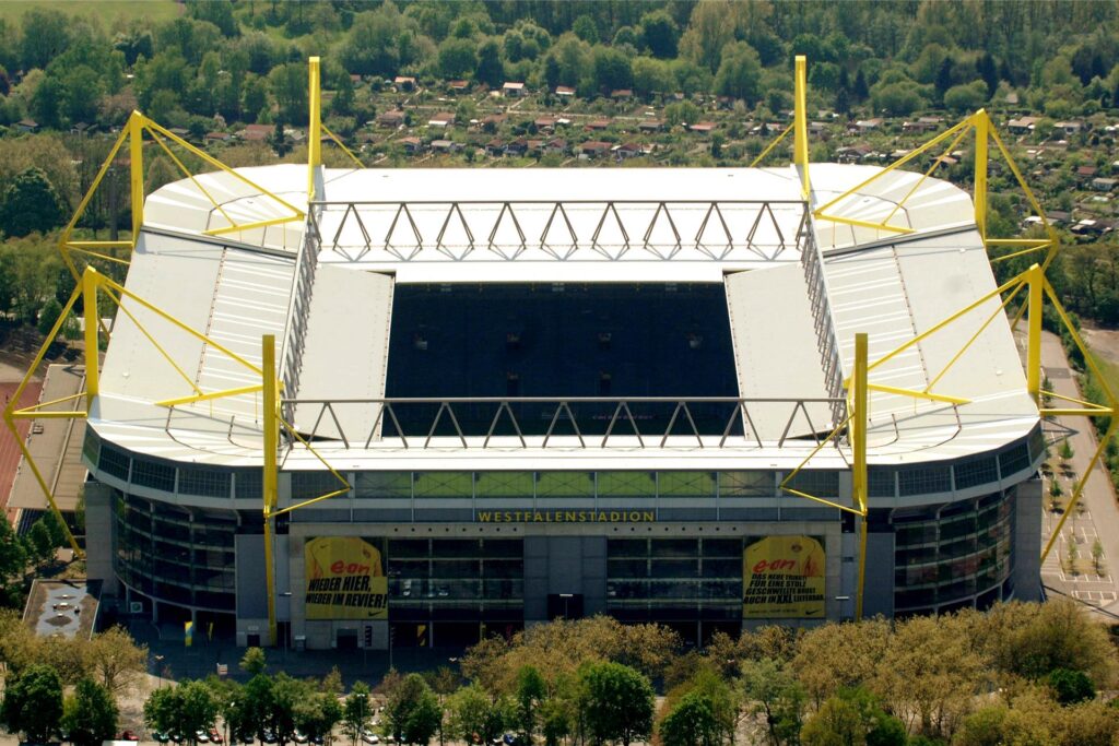 Das Westfalenstadion im Jahr 2005 aus der Luft.