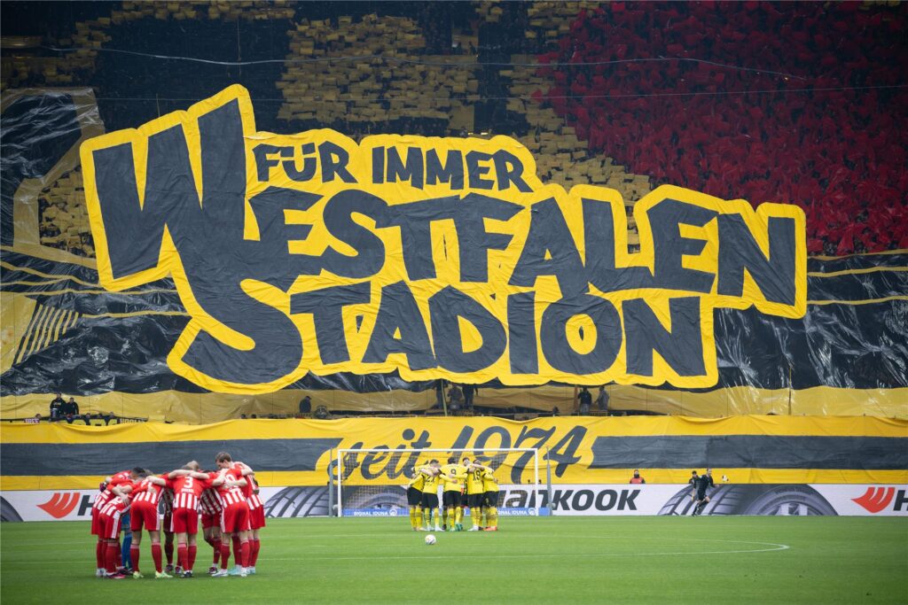 Ein Plakat aus der Südtribüne mit der Aufschrift 