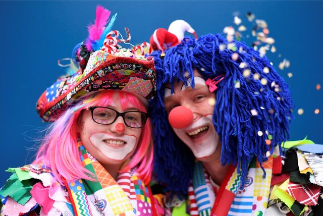 Zwei Menschen sind als Clown verkleidet