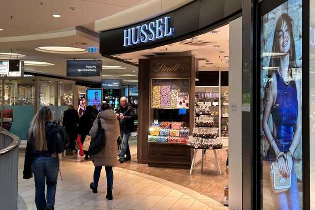 Kunden gehen an der Hussel-Filiale in der Thier-Galerie in Dortmund vorbei.