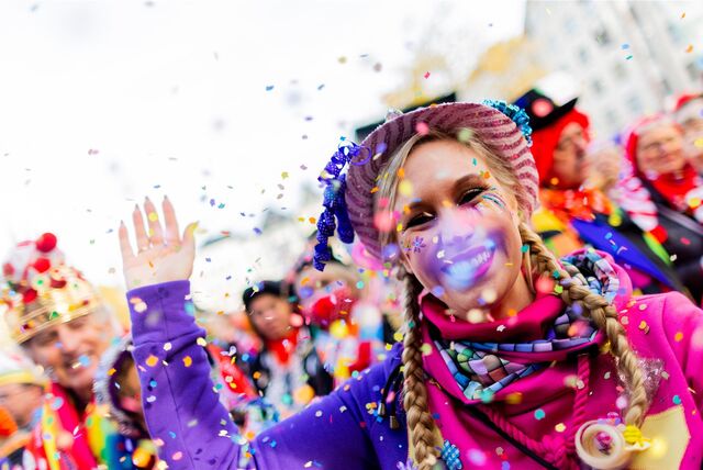 Jecken feiern am Rosenmontag Karneval.