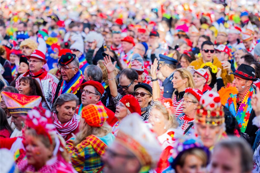 Verkleidetet Menschen feiern am Rosenmontag in einer großen Menschenmenge. Verkleidetet Menschen feiern am Rosenmontag in einer großen Menschenmenge.