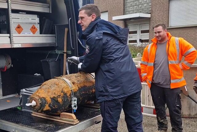 Eine Bombe ohne Zünder wird abtransportiert.