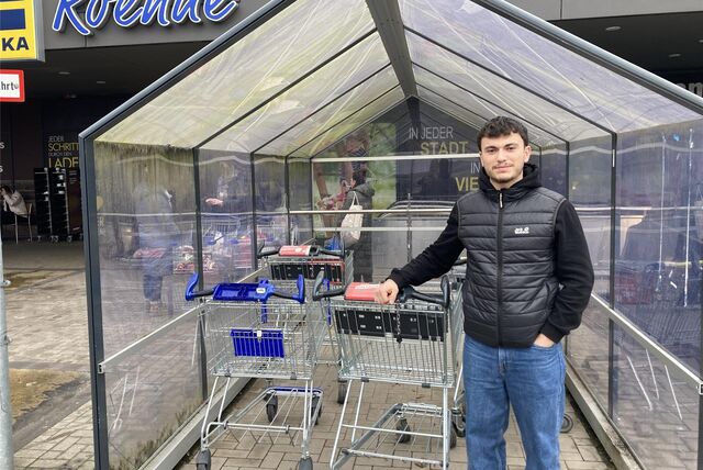 Nur noch fünf Einkaufswagen kann Edeka-Mitarbeiter Ömer Tüysüc den Kunden anbieten.
