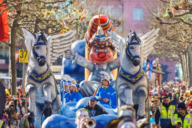 Ein Karnevalswagen mit zwei Pegasos und einem Clown.