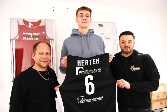 Basketball, 7. Februar 2024, Hertener Löwen. Der Vorsitzende Klaus Prüsener (links) und Headcoach Robin Singh (rechts) präsentieren Center Benedict Baumgarth als einen von zwei Zugängen im Saisonendspurt der Regionalliga West.