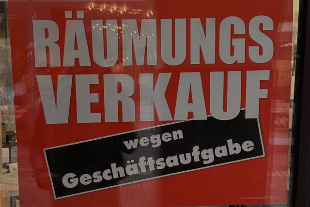 Räumungsverkauf-Schild im Geschäft Spiekermann in Recklinghausen