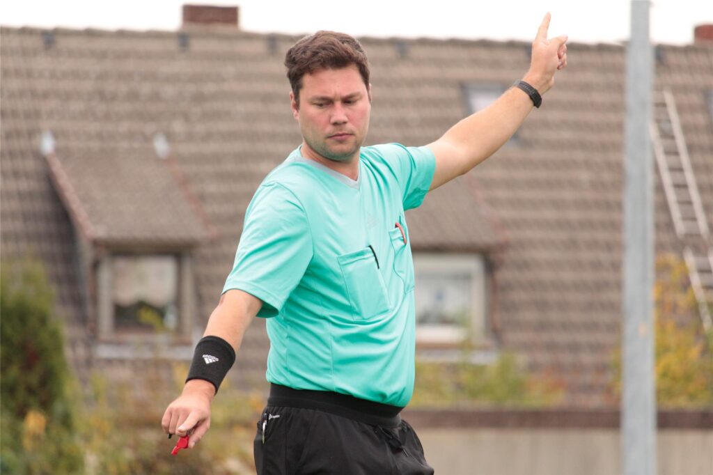 Shawn Glaeser zeigt einen Freistoß an. Shawn Glaeser zeigt einen Freistoß an.