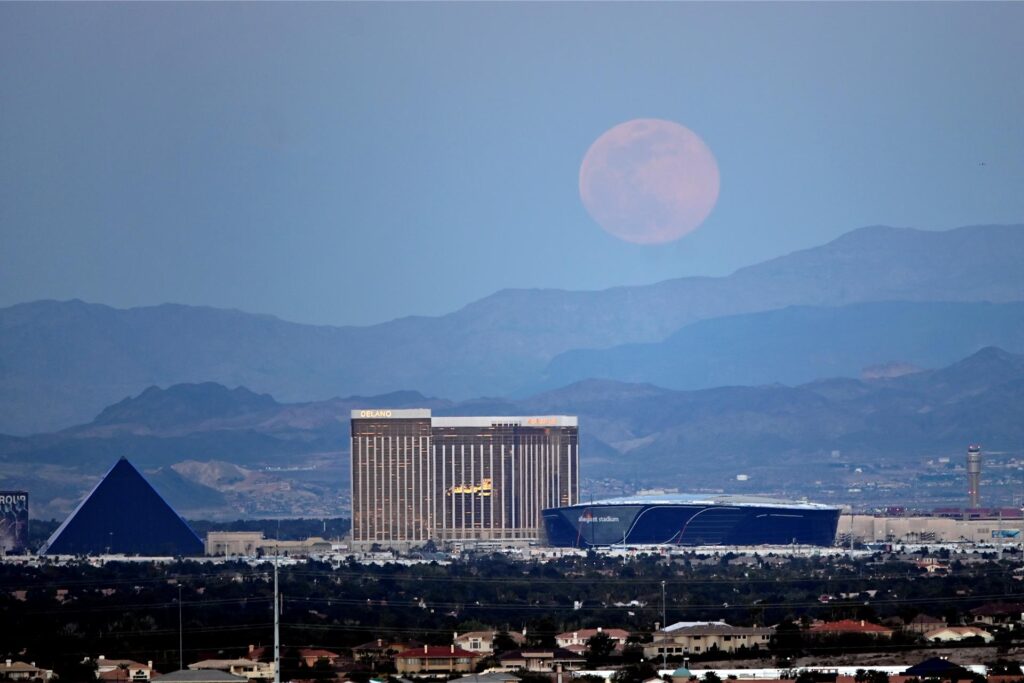 Der Mond geht über Las Vegas und dem Allegiant Stadium auf.
