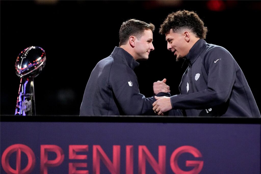 San Francisco 49ers-Quarterback Brock Purdy (l.) und Kansas City Chiefs-Quarterback Patrick Mahomes schütteln sich während der Eröffnungsnacht des Super Bowl 2024 die Hände.