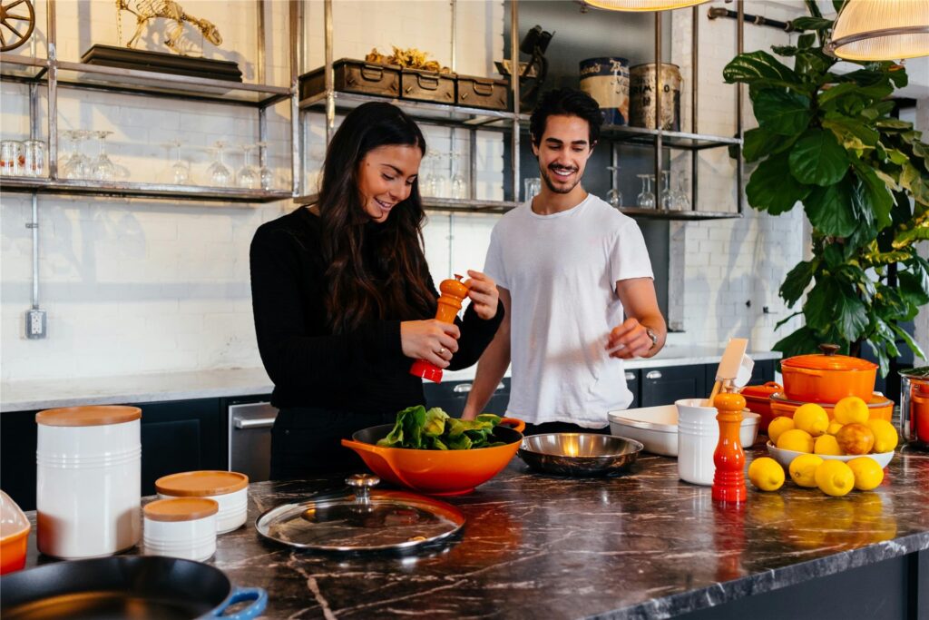 Ein Frau und ein Mann kochen gemeinsam.