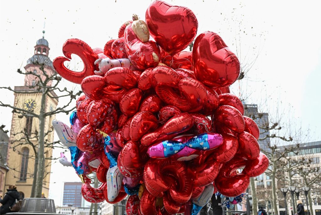 Herzförmige Heliumballon werden am Valentinstag verkauft. Herzförmige Heliumballon werden am Valentinstag verkauft.