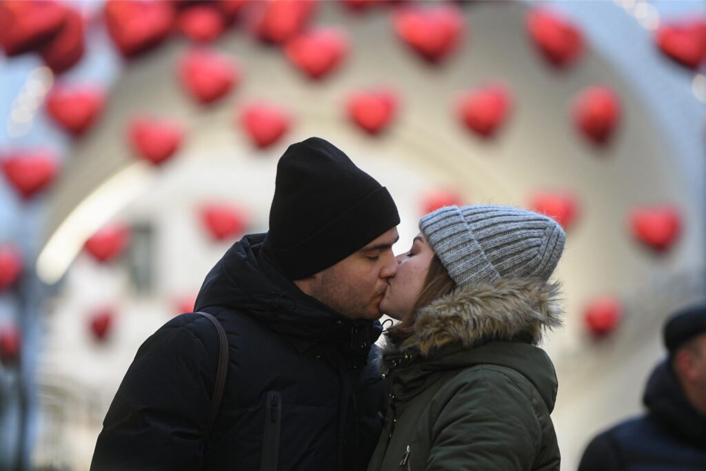 Ein Paar küsst sich am Valentinstag. Ein Paar küsst sich am Valentinstag.