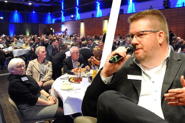 Neujahrsempfang der Stadt Castrop-Rauxel in der Europahalle: Nils Bettinger (r.) geht 2024 nicht hin. Er sagt, er finde die Veranstaltung gut. Den FDP-Politiker stört aber, wie sie finanziert wird.
