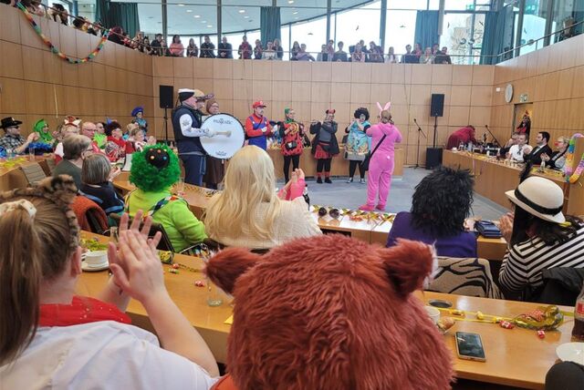 Die Narren haben die Macht übernommen: Im Ratssaal im Rathaus wurde es an Weiberfastnacht laut und bunt.