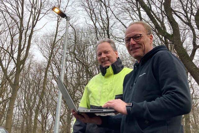 Netzplaner Michael Droll (l.) vom Betreiber Westnetz und Torsten Erk vom Arnsberger Lichttechnik-Anbieter Trilux testen vor Ort die Bewegungsmelder für die 30 Laternen am Waldradweg gate.ruhr.