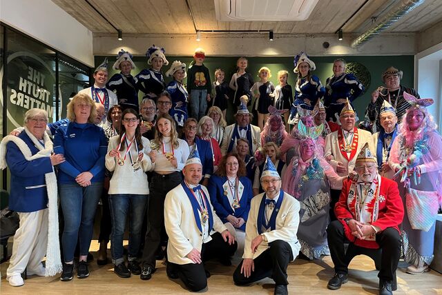Die Show- und Gardetanzgruppe der Sternburger Marl und der Heimatverein Colonia E. V. waren an Weiberfastnacht zu Besuch in der Redaktion der Marler Zeitung.