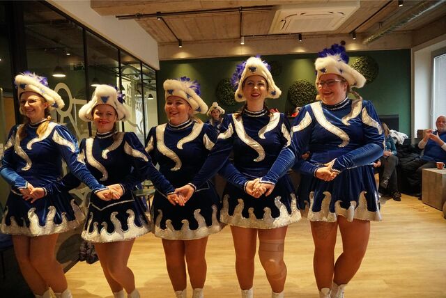 Die Garde- und Showtanzgruppe der Sternburger Marl tanzt in blauen Kostümen.