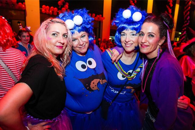 Gäste auf der Weiberfastnacht-Party im Ruhrfestspielhaus Recklinghausen