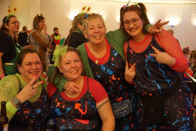 Weiberfastnacht 2024 der Karnevalsgesellschaft Blau-Weiß am Stimberg in der Stadthalle Oer-Erkenschwick.