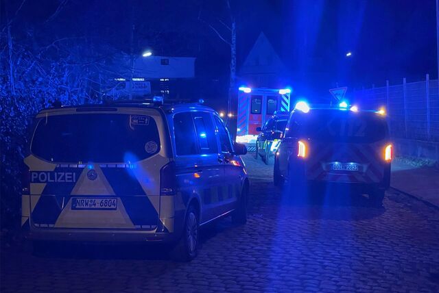 Nach einem Messerangriff am frühen Abend des 31. Januar in Dortmund-Kurl ermitteln Staatsanwaltschaft und Polizei wegen versuchten Mordes. Ein 33-Jähriger aus Düsseldorf soll einen 24-Jährigen verletzt haben. Nach der Tat waren mehrere Einsatzwagen von Polizei und Rettungsdienst vor Ort.