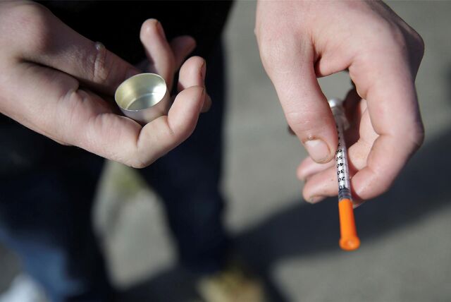 Ein Mann hält eine Spritze für eine Fentanyl-Injektion in der Hand.