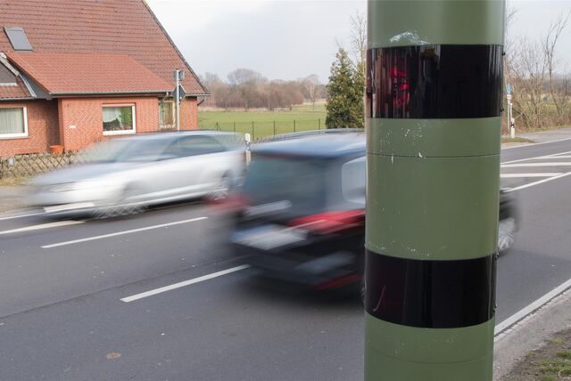 Blitzer und Autos auf einer Straße