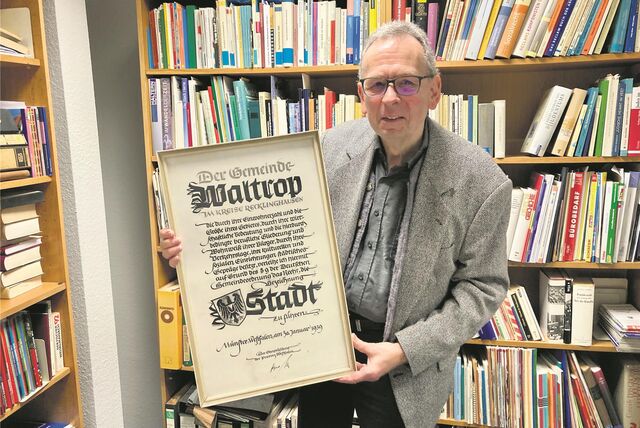 Archivar Reinhard Jäkel mit einer Kopie der Waltroper Stadtwerdungsurkunde von 1939.