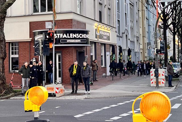 BVB-Fans gehen an der Westfalenschenke in Dortmund vorbei.