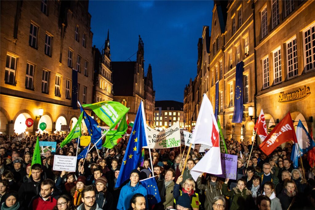 Demonstranten stehen vor der Bühne am Historischen Rathaus auf dem Prinzipalmarkt. Demonstranten stehen vor der Bühne am Historischen Rathaus auf dem Prinzipalmarkt.