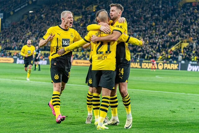 Die BVB-Spieler bejubeln einen Treffer.