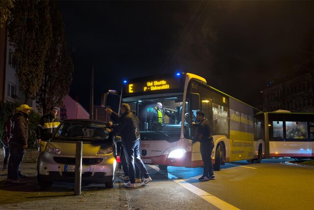 Ein Bus wurde von einem Smart blockiert.