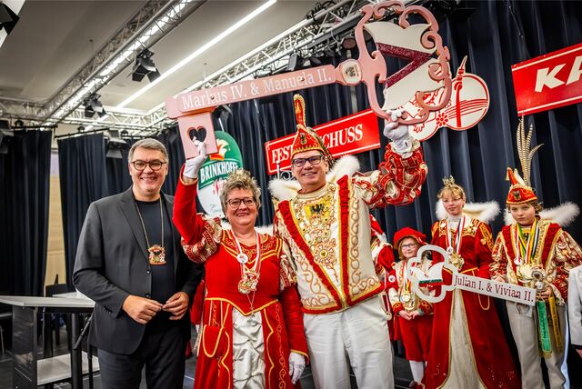 Die diesjährigen Prinzenpaare halten die Schlüssel in der Hand.