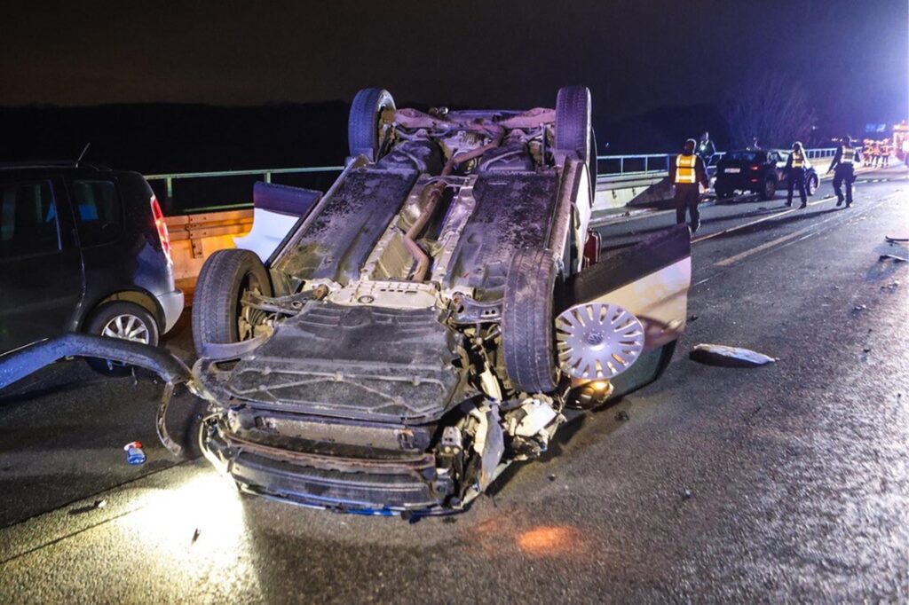 Unfall auf der A45 bei Schwerte: Ein Auto liegt auf dem Dach.