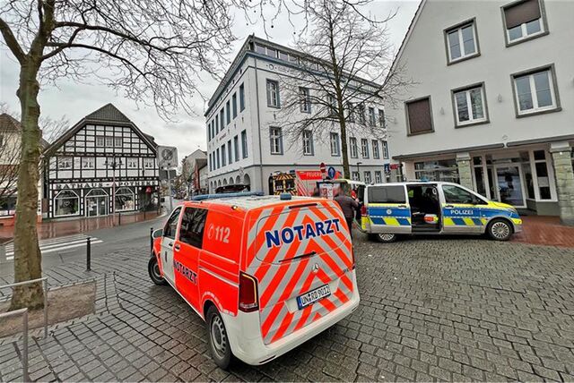 Auf dem Alten Markt in Kamen stehen ein Notarzt-, ein Polizei- und ein Rettungswagen. Dort ist am Sonntag (11.02.) eine Leiche gefunden worden.