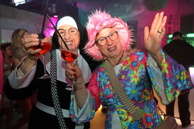 Die Dorstener Partyfans starteten in der Traumfänger-Galerie am Samstag (10.2.) mit dem „Karnevals-Clubbing“durch.