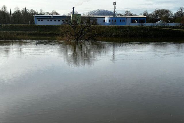 Der Lippe-Pegel in Dorsten – hier mit dem Freizeitbad Atlantis im Hintergrund – steigt wieder.
