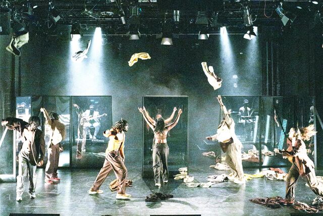 Szene aus dem Tanztheater „Suits“