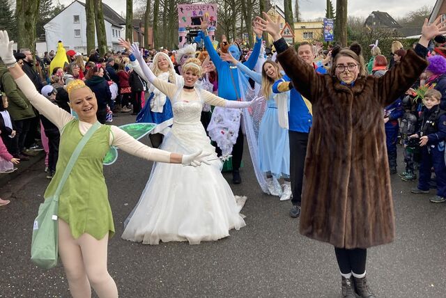 Jecken mit märchenhaften Motiven aus der Disney-Traumfabrik zogen durch Sickingmühle. Tausende Menschen am Straßenrand waren begeistert.