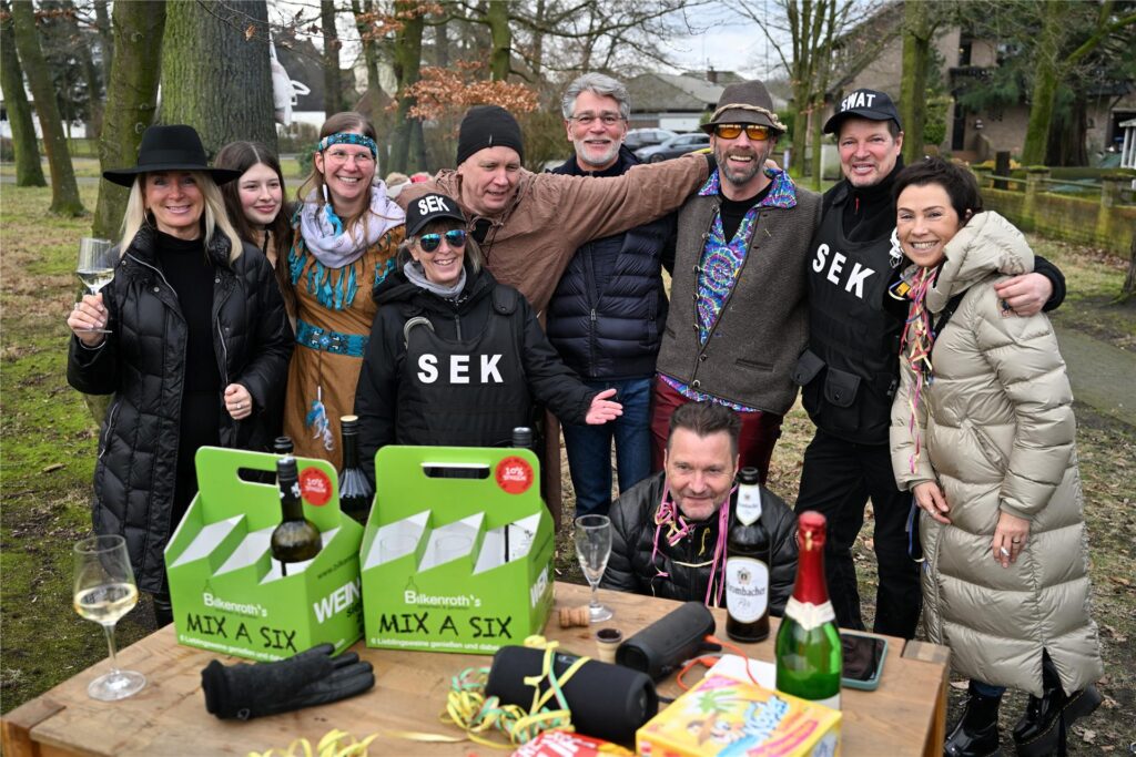 Prachtvolle Motivwagen, bunte Fußtruppen und ein begeistertes Publikum prägen den Karnevalsumzug in Sickingmühle.
