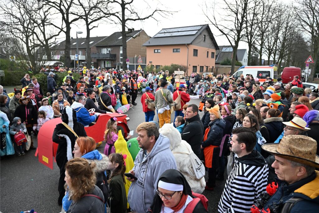 Prachtvolle Motivwagen, bunte Fußtruppen und ein begeistertes Publikum prägen den Karnevalsumzug in Sickingmühle.