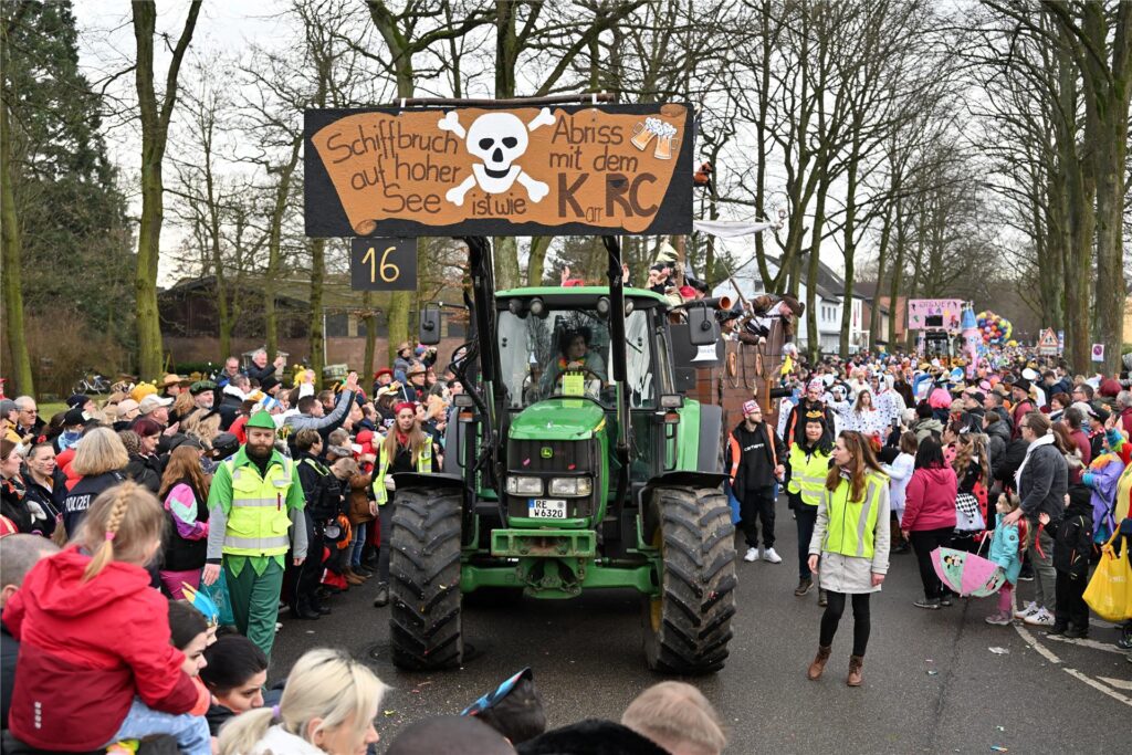Prachtvolle Motivwagen, bunte Fußtruppen und ein begeistertes Publikum prägen den Karnevalsumzug in Sickingmühle.