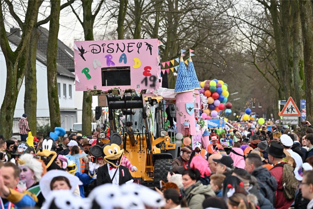 Prachtvolle Motivwagen, bunte Fußtruppen und ein begeistertes Publikum prägen den Karnevalsumzug in Sickingmühle.