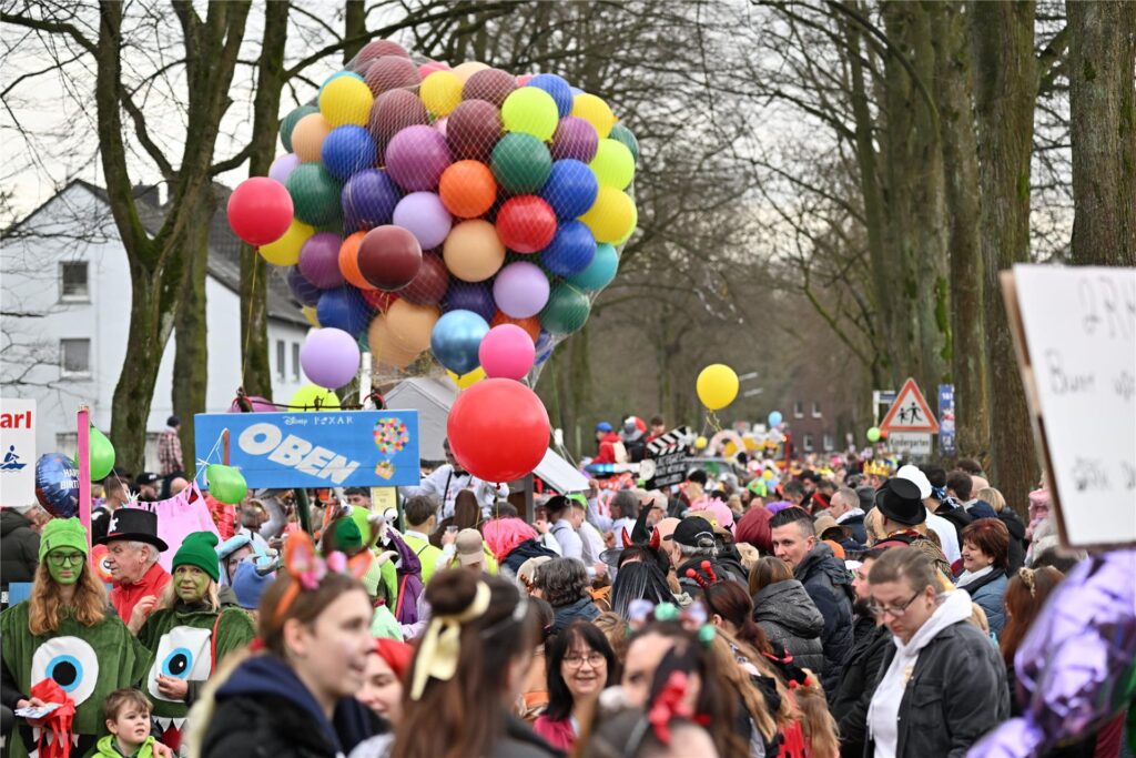 Prachtvolle Motivwagen, bunte Fußtruppen und ein begeistertes Publikum prägen den Karnevalsumzug in Sickingmühle.
