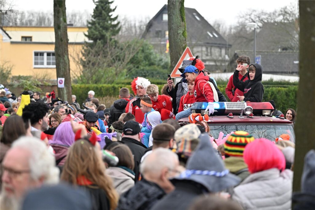 Prachtvolle Motivwagen, bunte Fußtruppen und ein begeistertes Publikum prägen den Karnevalsumzug in Sickingmühle.