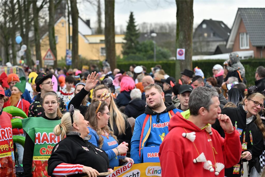 Prachtvolle Motivwagen, bunte Fußtruppen und ein begeistertes Publikum prägen den Karnevalsumzug in Sickingmühle.
