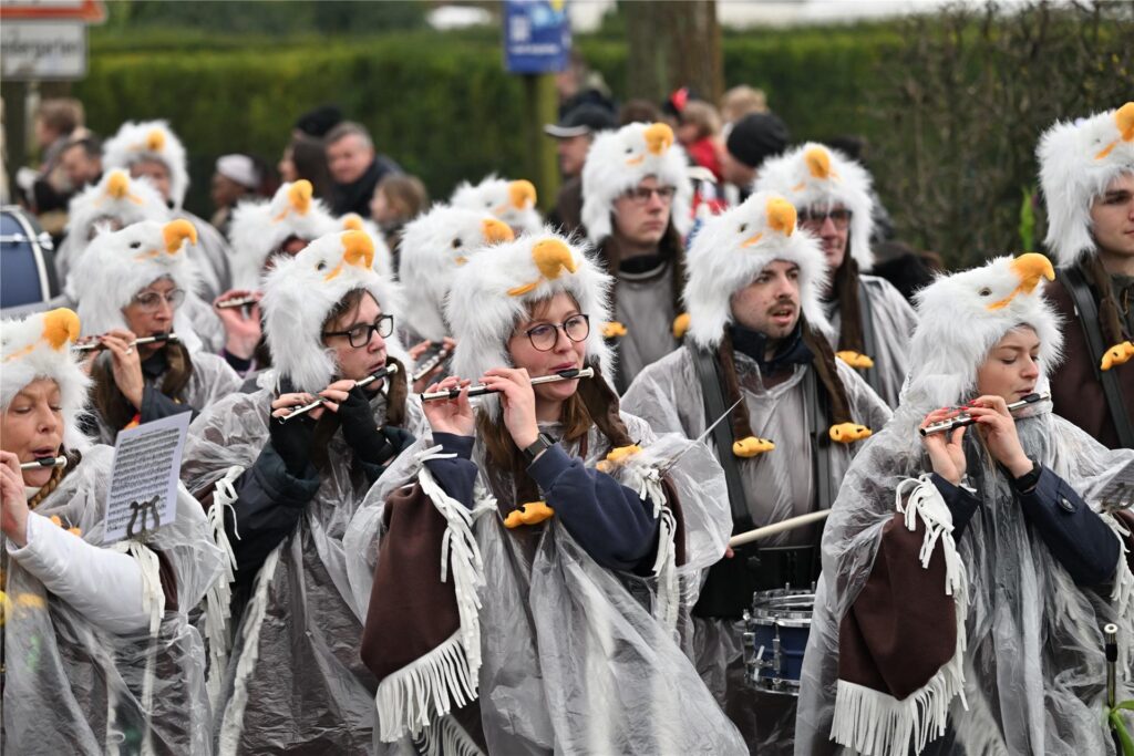Prachtvolle Motivwagen, bunte Fußtruppen und ein begeistertes Publikum prägen den Karnevalsumzug in Sickingmühle.