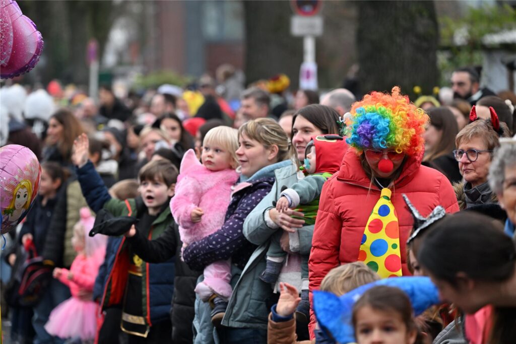 Prachtvolle Motivwagen, bunte Fußtruppen und ein begeistertes Publikum prägen den Karnevalsumzug in Sickingmühle.
