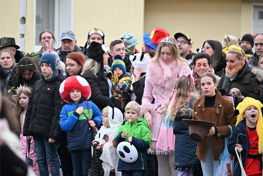 Prachtvolle Motivwagen, bunte Fußtruppen und ein begeistertes Publikum prägen den Karnevalsumzug in Sickingmühle.